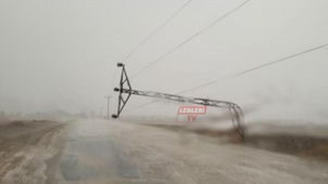 Fırtına Direkleri Devirdi, Köyleri Elektriksiz Bıraktı