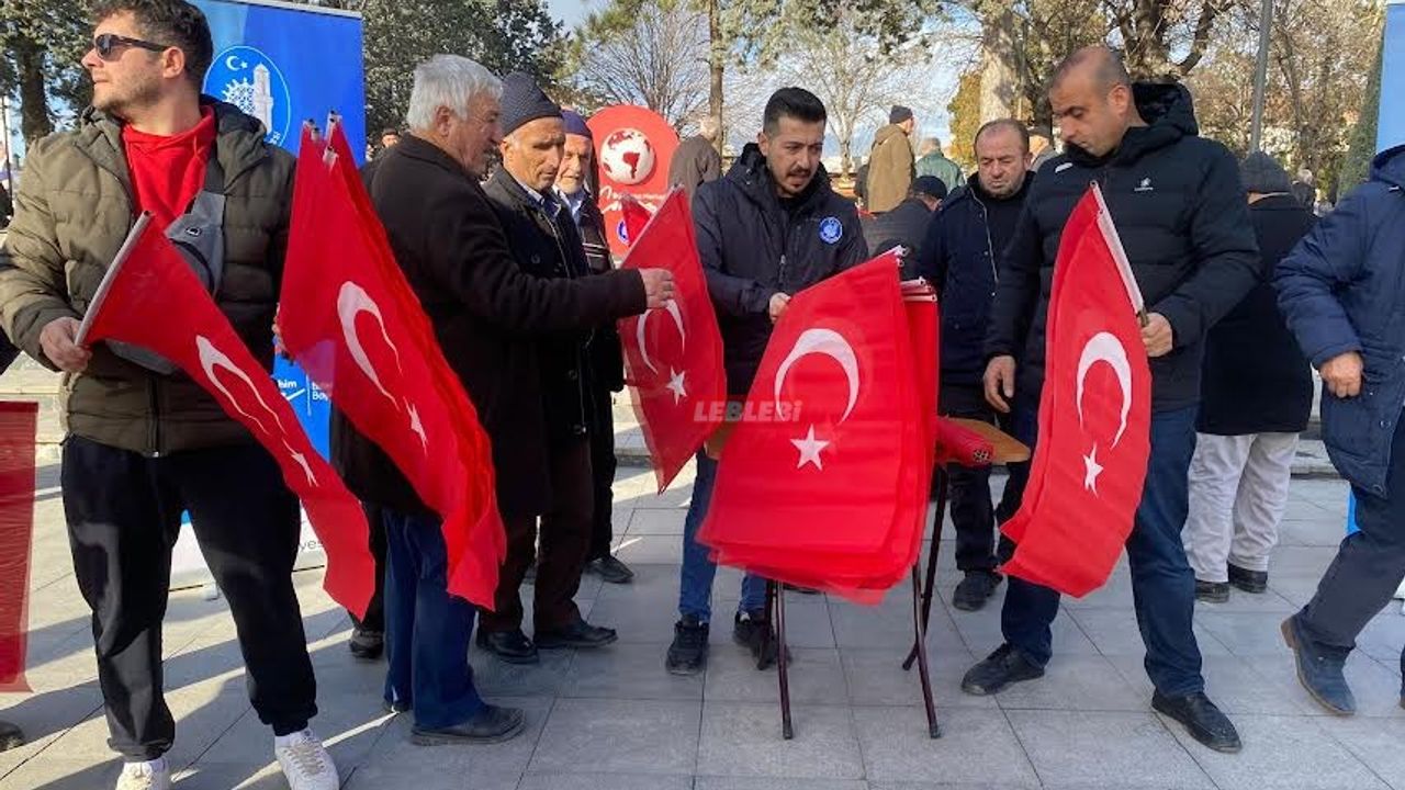 Belediyeden Vatandaşlara Türk Bayrağı
