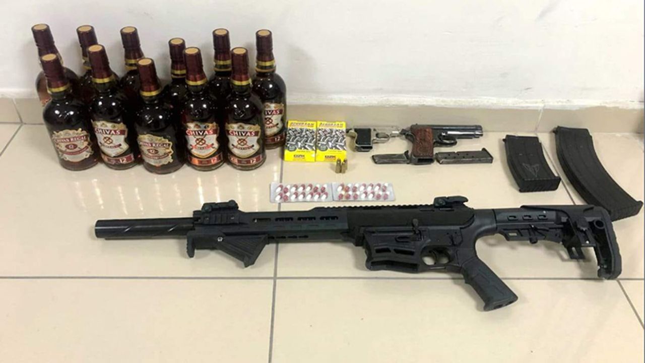 Silahlar, Çok Sayıda Fişek Ve Uyuşturucu Ele Geçirildi