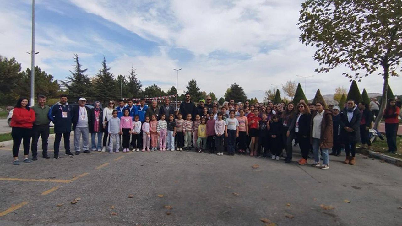 Cumhuriyet Koşusunda Derece Alanlara Ödülleri Verildi