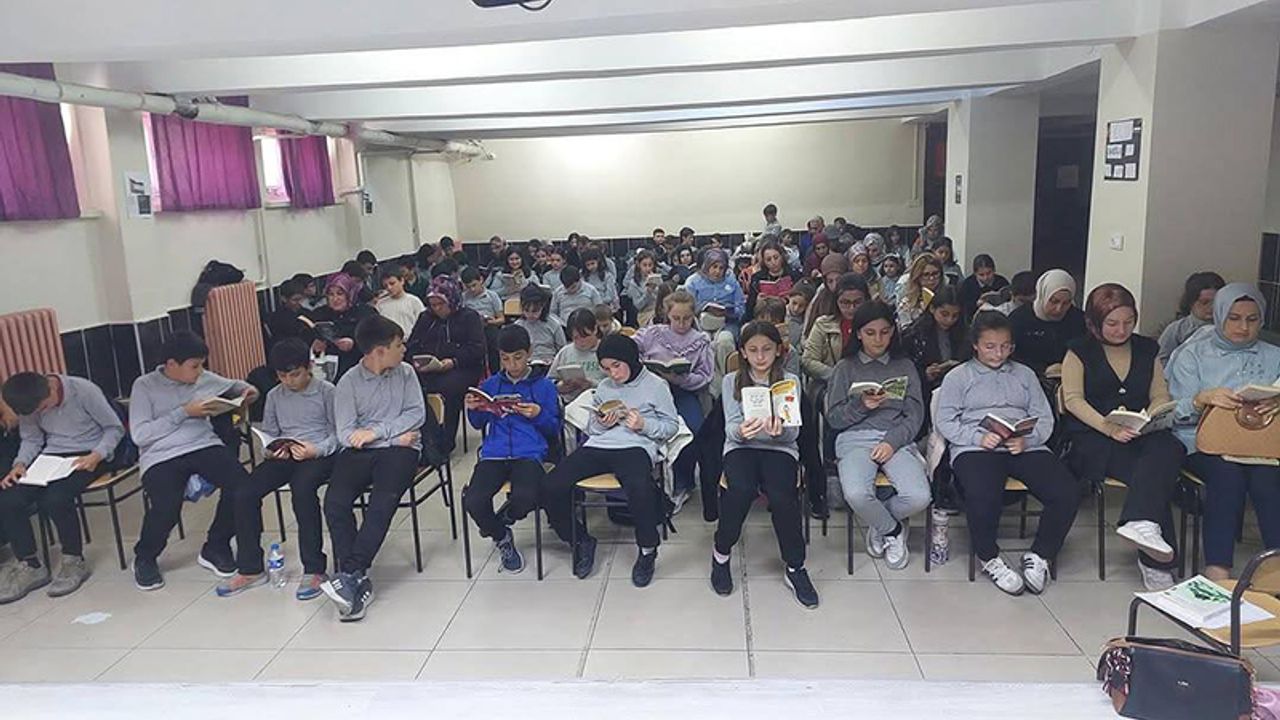 Veliler Öğrencilerle Birlikte Okulda Kitap Okudu