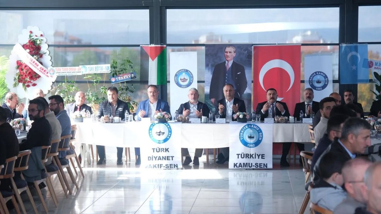 "Halkı Dinleyip Sorunlarına Kulak Veriyoruz"