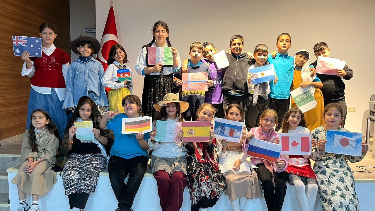 Ülkelerin Kıyafetlerini Giyip İngilizce Anlattılar