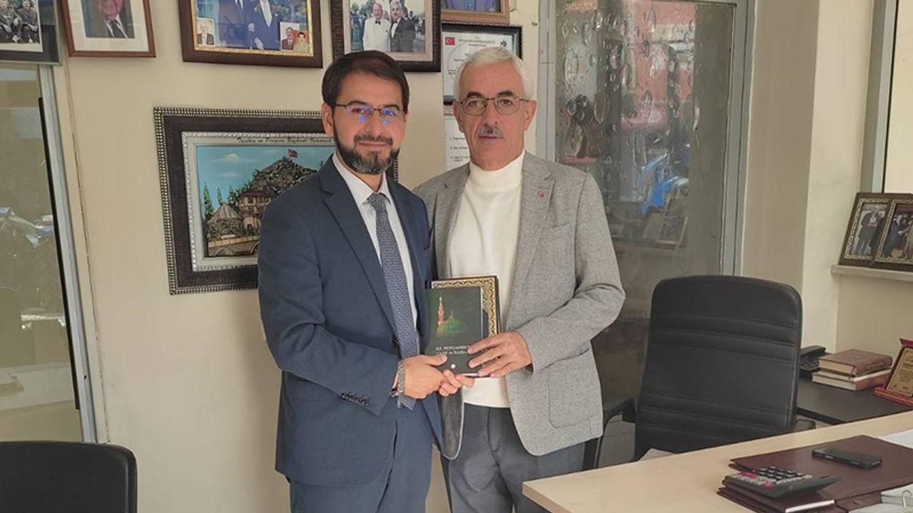 Esnafı Gezip Kur’an-ı Kerim Hediye Ediyor