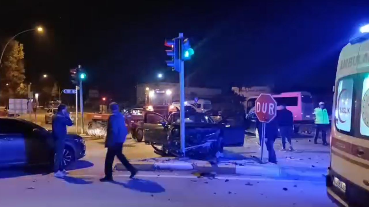 Belalı Kavşakta Kaza! Yaralılar Var
