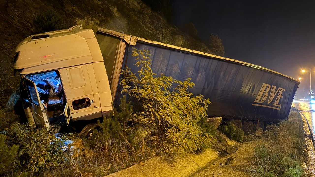 Mercimek Yüklü TIR, Şarampole Devrildi: 1 Yaralı