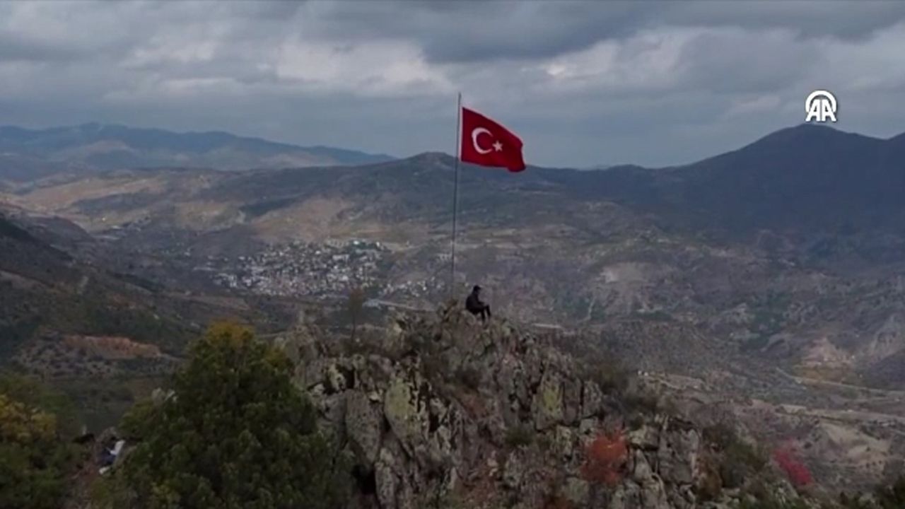 Hayaliydi! Türk Bayrağı’nı En Yüksek Tepeye Dikti