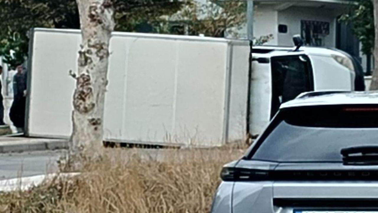 Takla Atan Kamyonet Devrildi: 5 Yaralı