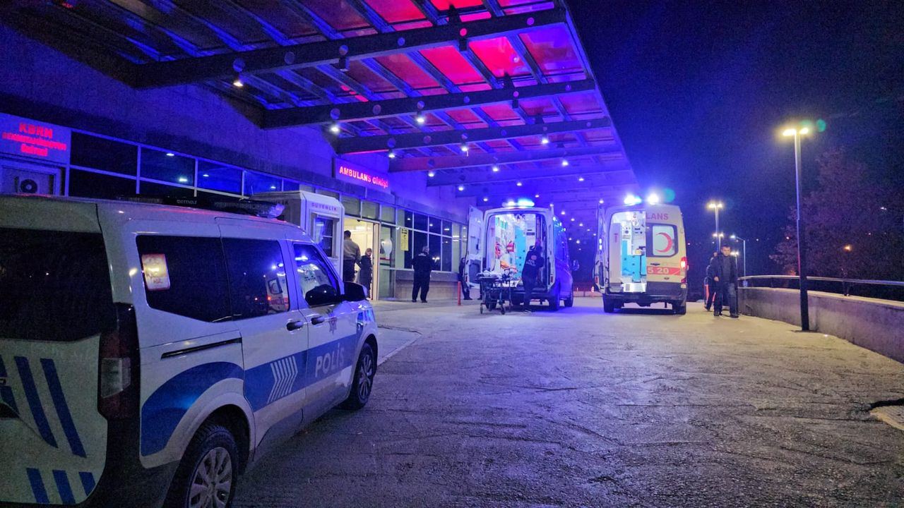 Parkta Gençler Birbirine Girdi: 2 Kişi Bıçaklandı