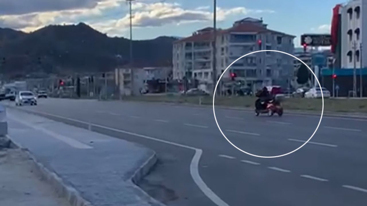 Ölümü Düşünmüyor, Trafiği Allak Bullak Ediyorlar