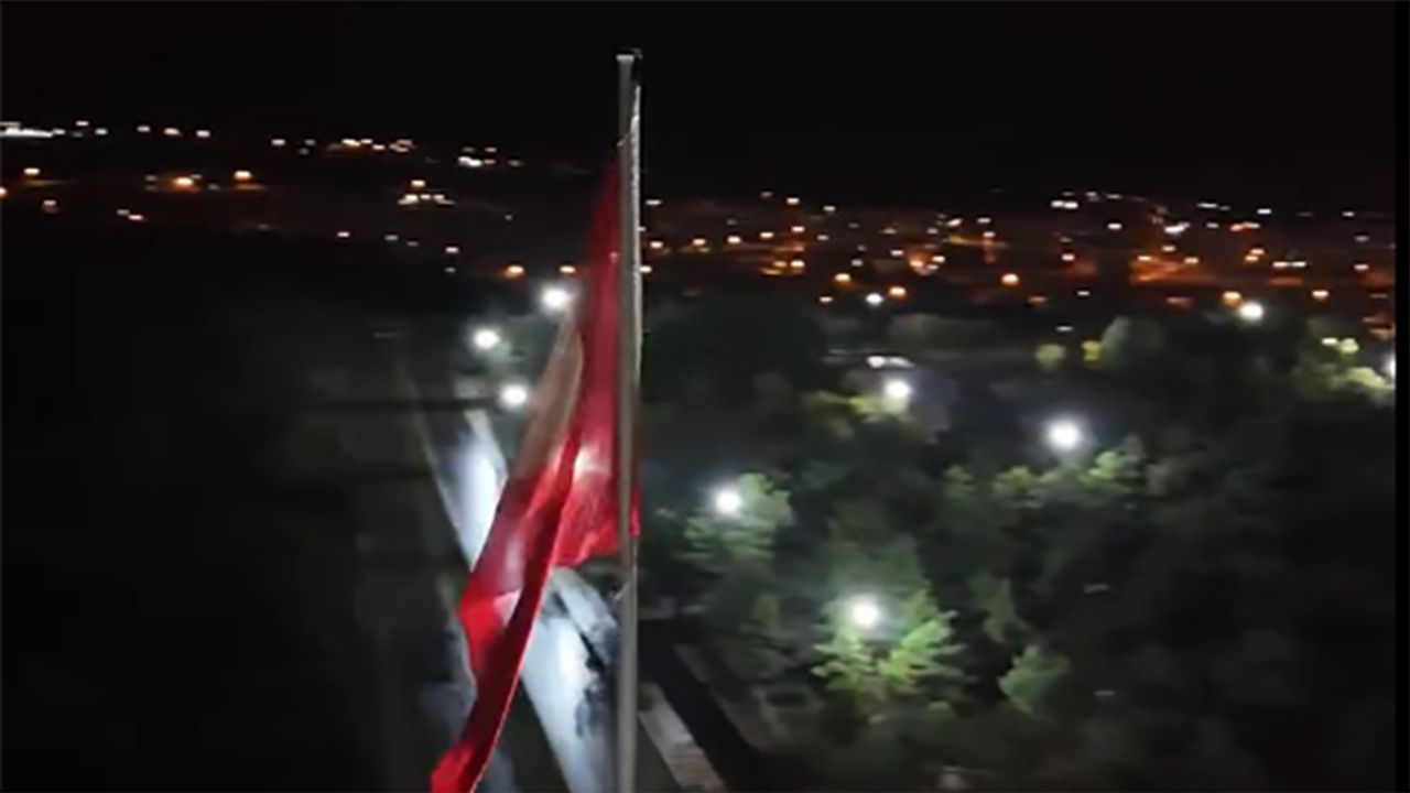 Çorum Belediyesi’nden Gece Yarısı Bayrak Operasyonu
