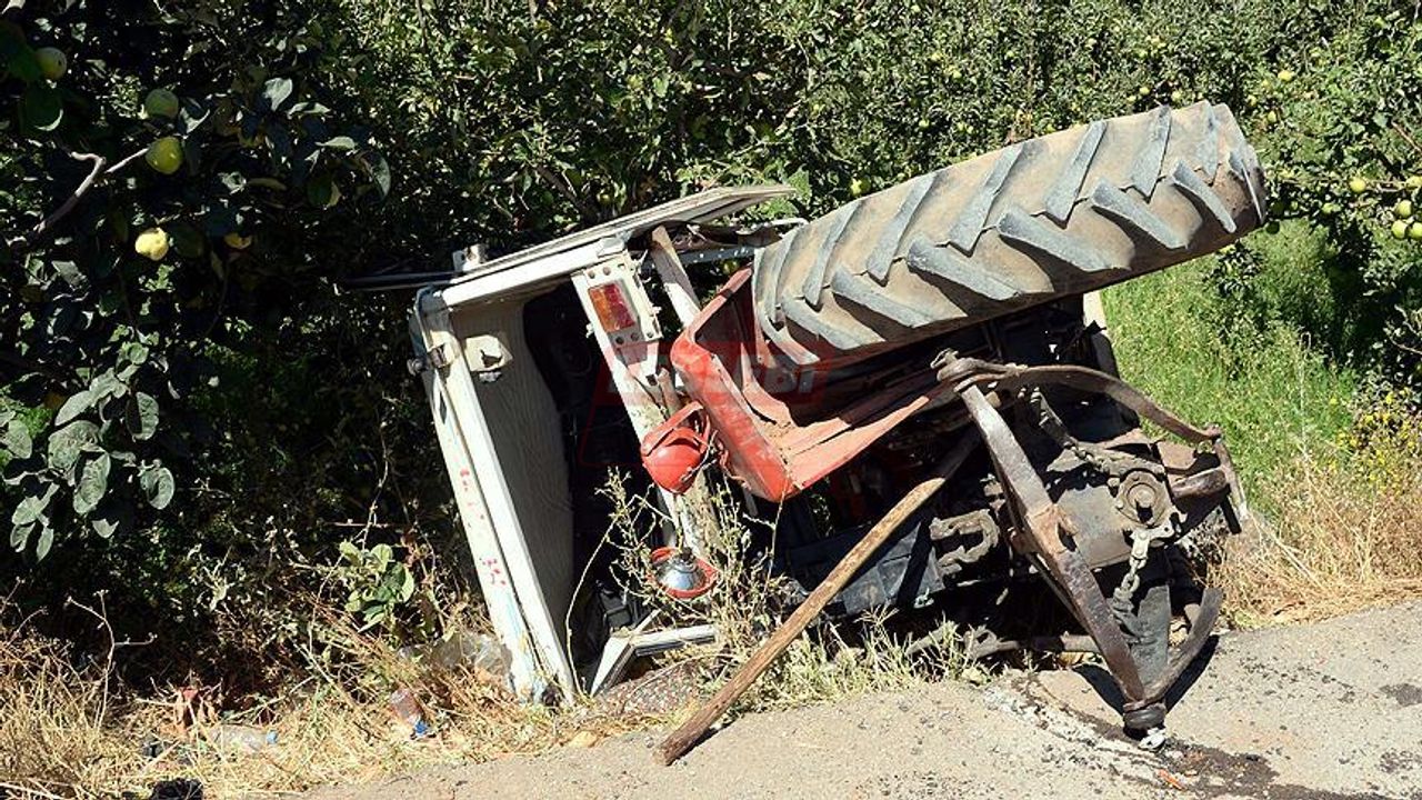 Traktör Şarampole Devrildi, Sürücü Hayatını Kaybetti