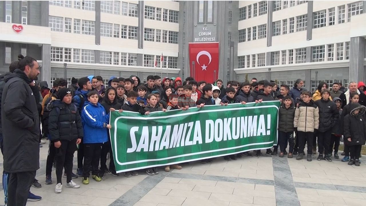 Sentetik Sahaları Yıkan Belediye Protesto Edildi