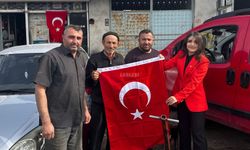 Laçin Kaymakamı Şimşek, Vatandaşlara Türk Bayrağı Dağıttı