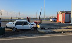 Bariyere Çarpan Otomobildeki Sürücü Ve Hamile Eşi Yaralandı