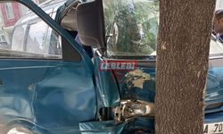 Ağaca Çarpan Minibüsün Sürücüsü Araçta Sıkıştı