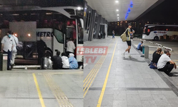 Otobüs Terminalinde Yolcular Betonlarda Oturuyor