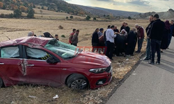 Tarlaya Uçan Otomobildeki 4 Kişi Yaralandı