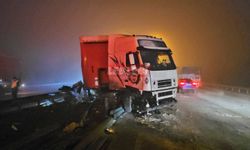 Hasan Zahir Mevkiinde Kayan Tır Yolu Trafiğe Kapattı