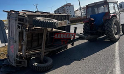 Traktörün Römorku Devrildi, Yol Trafiğe Kapandı