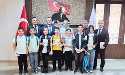 Öğrenciler Yazdıkları Şiir Kitabını Milli Eğitim Müdürü Çağlara Hediye Etti