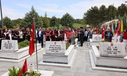 Protokol Ve Gençler Şehitlerin Huzurunda