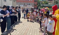 Çocuklar Şenlikte Bir Araya Geldi