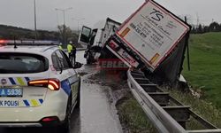 TIR Yağmur Nedeniyle Bariyere Çarptı
