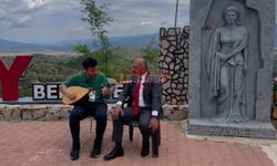 Başkan İsbir, Öğrencilerle Türkü Söyledi