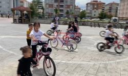 Bisikletini Alan Şenliğe Koştu