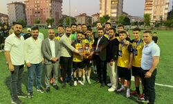Temur, Futbol Turnuvasında Derece Alanlara Kupalarını Verdi