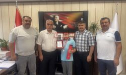 Bursluluk Sınavında Türkiye 1.’si olan Öğrenciye Plaket