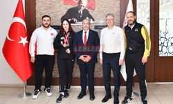 Altın Madalyalı Elanur, Milli Eğitim Müdürü Çağlar’ı Ziyaret Etti