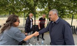 Milletvekili Ahlatcı Okul Önlerinde Bekleyen Ailelere Moral Verdi