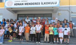 Adnan Menderes İlkokulu Öğrencilerinin Kupa Sevinci
