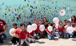 Minikler Okul Duvarına El İzleriyle Kapladı