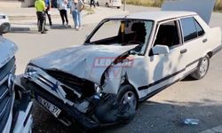 Otomobil Park Halindeki Minibüse Çarptı: 3 Yaralı