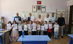 Başkan Ünlü ve Kaymakam Yüce Karne Sevincine Ortak Oldu