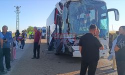 Afyonkarahisar'da Yolcu Otobüsünün Tıra Çarptığı Kazada 24 Kişi Yaralandı