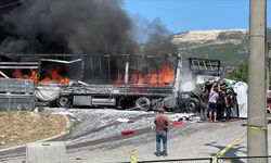 Sakarya'da 3 Tırın Karıştığı Kazada 1 Kişi Öldü, 2 Kişi Yaralandı
