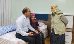Yaşlıların Gönlünü Alıp Hatırını Sordu