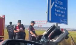 Otomobil Yön Levhasına Ok Gibi Saplandı