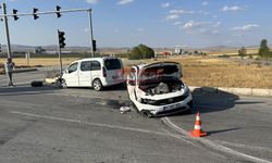Hafif Ticari Araç İle Otomobil Çarpıştı: 10 Yaralı
