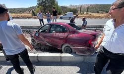 Refüje Çarpan Otomobilin Sürücüsü Yaralandı