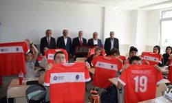 Başkan Çetinkaya Gençlere Forma Dağıttı