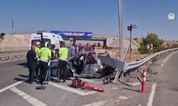 Otomobil Bariyerlere Ok Gibi Saplandı: 1 Ölü, 4 Yaralı