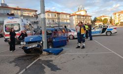 Otomobil Direğe Ok Gibi Saplandı: 2 Yaralı