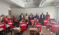 Başkan Çetinkaya Öğrencilere Forma Hediye Etti