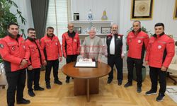 İtfaiyecileri Ağırlayan Başkan Aşgın, Pasta Kesti