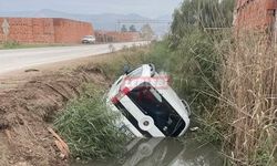 Otomobil Sulama Kanalına Düştü: Araçtakiler Boğulmaktan Son Anda Kurtuldu